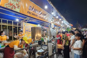 Los turistas disfrutan de los pasteles típicos de Hue durante la Semana de la Comida Tradicional de Hue 2024. (Foto: VNA)