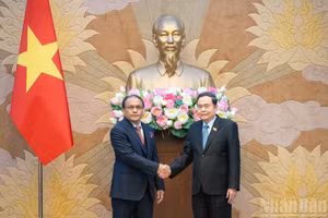 El presidente de la Asamblea Nacional, Tran Thanh Man, recibe a fiscal general de Malasia, Tan Sri Mohd Dusuki Mokhtar. (Foto: Nhan Dan)