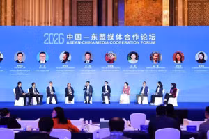 Representantes de organismos gubernamentales, medios de comunicación, centros de investigación, empresas y organizaciones internacionales de los países de la Asean y de China participan en el Foro de Cooperación Mediática Asean-China 2026. (Foto: Nhan Dan)
