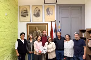 La embajadora de Vietnam en Argentina concurrente en Uruguay, Ngo Minh Nguyet, se reúne con representantes del Partido Comunista de Uruguay. (Foto: VNA)
