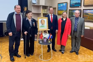 El cónsul general vietnamita en Vladivostok, Nguyen Viet Kien, con amigos rusos cercanos a Vietnam. (Foto: Nhan Dan)