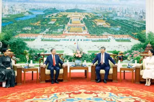 El secretario general del Partido Comunista y presidente de Vietnam, To Lam, y su esposa, junto con su homólogo chino, Xi Jinping, y su esposa, asisten a una ceremonia de té. 