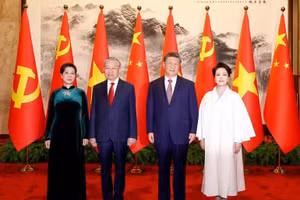 El secretario general del Partido Comunista y presidente de Vietnam, To Lam, y su esposa, junto con el secretario general del Partido Comunista y presidente de China, Xi Jinping, y su esposa, posan para una foto.