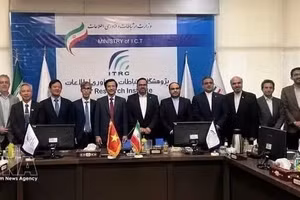 El embajador de Vietnam en Irán, Nguyen Luong Ngoc, y representantes del Instituto de Investigación de Tecnologías de la Información y las Comunicaciones. (Foto: VNA)