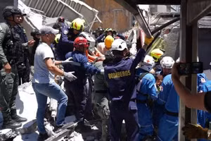 Equipos de rescate buscan víctimas entre los escombros de un edificio derrumbado por el terremoto en Manizales, Colombia, el 10 de agosto de 2026. (Foto: Xinhua/VNA)