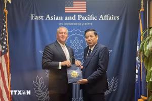 El viceministro vietnamita de Defensa Nguyen Van Gau y el subsecretario de Estado de Estados Unidos para Asuntos de Asia Oriental y el Pacífico Michael George DeSombre. (Foto: VNA)
