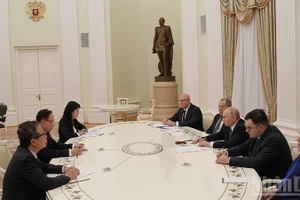 El presidente ruso, Vladimir Putin, recibe al enviado especial del secretario general del Partido Comunista de Vietnam (PCV), To Lam, y miembro del Buró Político, ministro de Relaciones Exteriores Le Hoai Trung. (Foto: Nhan Dan)