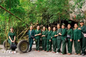 Turistas en la zona ecoturística “Legendaria ruta Truong Son - Cueva de Mando”. (Foto: VNA) 