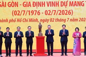 El secretario general del Partido Comunista y presidente de Vietnam, To Lam, entrega una estatua del Presidente Ho Chi Minh al Comité del Partido, las autoridades y el pueblo de Ciudad Ho Chi Minh.