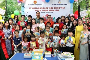 El embajador de Vietnam en Malasia, Dinh Ngọc Linh, la presidenta de la Asociación de Amistad Malasia–Vietnam y fundadora del Club de Lengua Vietnamita, Tran Thi Chang, y estudiantes de idioma vietnamita en Malasia. (Foto: VNA)