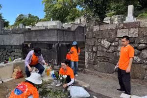 Voluntarios plantan flores y limpian los alrededores de la tumba de la princesa Ngoc Hoa en Nagasaki. (Foto: VNA)