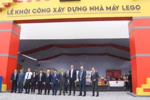 Ceremonia de colocación de la primera piedra de una fábrica de Lego con una inversión total de más de 1,3 mil millones de dólares en la provincia de Binh Duong (Actual Ciudad Ho Chi Minh). (Foto: VNA)