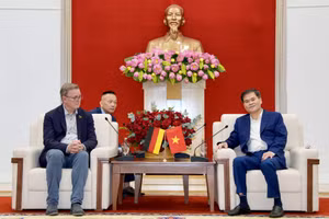 El vicepresidente del Bundestag Bodo Ramelow, sostiene reunión con el vicepresidente del Comité Popular de Quang Ninh Bui Van Khang. (Foto: baoquangninh.vn) 