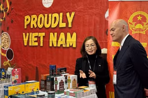 Stéphane Thuillier, director ejecutivo de SIAL Canadá, visita el pabellón de Vietnam. (Foto: VNA)