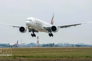 Un avión de Emirates Airlines, aerolínea de Emiratos Árabes Unidos en el Aeropuerto Internacional de Noi Bai. (Foto: VNA)