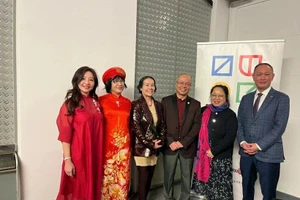 La artista Hoang Thi Kieu Anh (segunda desde la izquierda) posa para una foto junto al embajador de Vietnam en Eslovaquia, Pham Truong Giang (primero desde la derecha) y otros invitados. (Foto: VNA)