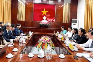 La reunión entre la vicepresidenta del Comité Popular de la ciudad de Can Tho, Nguyen Thi Ngoc Diep, y el director de la Oficina de Carreteras y Alcantarillado de la ciudad japonesa de Fukuoka, Fukuyama Takeshi. (Foto: dcs.org.vn)