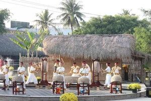 Tradiciones del Tet atraen a turistas al pueblo artesanal de Nha Trang