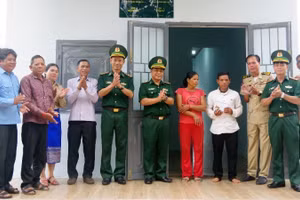 Entregan la Casa de la Amistad a la familia de Puih Veu, en la aldea de Po Lon, comuna de Po Nhay, distrito de Ozadao, provincia camboyana de Ratanakiri. (Foto: Nhan Dan)