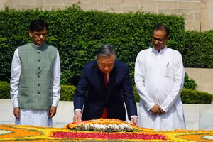 [Foto] Máximo dirigente vietnamita deposita una ofrenda floral en memoria de Mahatma Gandhi
