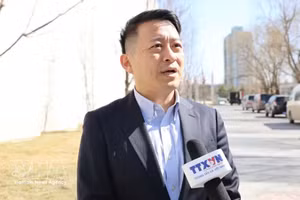 El profesor Qu Qiang de la Universidad Minzu de China concede una entrevista a la Agencia Vietnamita de Noticias. (Foto: VNA)
