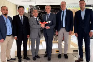 El embajador de Vietnam en Alemania, Nguyen Dac Thanh, y representantes de VietJet Air entregan un obsequio a los dirigentes de la Autoridad de Aviación de Alemania. (Foto: Embajada de Vietnam en Alemania) 