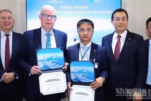 El vicepresidente ejecutivo de Vietnam Airlines, Nguyen Chien Thang (izquierda), y Paul Geaney, presidente y director comercial de Avolon, sostienen el certificado de la firma del acuerdo para el arrendamiento de aviones Boeing 737 MAX adicionales en Farnborough, Reino Unido, el 21 de julio. (Foto: Nhan Dan)