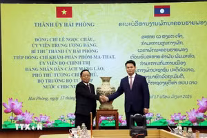 El secretario del Comité del Partido de Hai Phong, Le Ngoc Chau, y Khamphan Phommathat, miembro del Buró Político del Partido Popular Revolucionario de Laos, viceprimer ministro y titular de Justicia de Laos. (Foto: VNA)