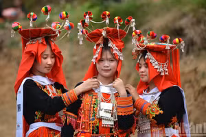 Tonos índigo y plateados en trajes nupciales de novias de los dao tuyen en Lai Chau, Vietnam