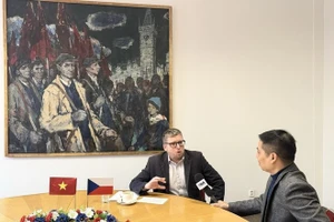 Milan Krajca, presidente del Movimiento Checo por la Paz y miembro del Partido Comunista de Bohemia y Moravia, habla con un corresponsal de la Agencia Vietnamita de Noticias (VNA) en Praga. (Foto: VNA)