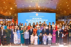 El presidente de la Asamblea Nacional, Tran Thanh Man, junto con su esposa y representantes de la comunidad vietnamita en Turquía. (Foto: VNA)