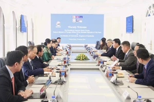 Reunión entre representantes del Ministerio de Relaciones Exteriores de Vietnam y el Ministerio de Comercio de Camboya (Foto: VNA)