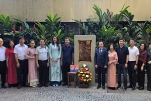 En la ceremonia de colocación de ofrendas florales en el monumento al Presidente Ho Chi Minh en Río de Janeiro. (Foto: Embajada de Vietnam en Brasil)