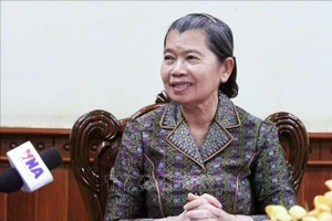 La vicepresidenta del Partido Popular de Camboya (CPP) y asesora principal del Rey de Camboya, Samdech Kittisangha Bundit Men Sam An, concede una entrevista a la VNA sobre el XIV Congreso del Partido Comunista de Vietnam. (Foto: VNA)