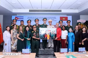 Representantes del comité de enlace de veteranos del Batallón 261 - Giron en Ciudad Ho Chi Minh presentan una foto conmemorativa a Mauricio Alejandro Martínez Duque, cónsul general de Cuba en la ciudad. (Foto: VNA)