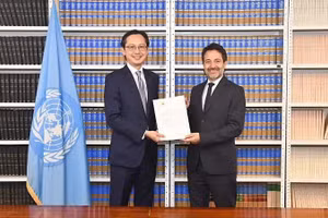 El embajador Do Hung Viet, representante permanente de Vietnam ante la ONU, deposita el instrumento de ratificación de la Convención de Hanói ante la Oficina de Asuntos Jurídicos de la organización. 