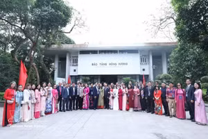 Una delegación de 60 vietnamitas ejemplares de 20 países y territorios ofrece incienso para conmemorar a los Reyes Hung. Foto: VNA
