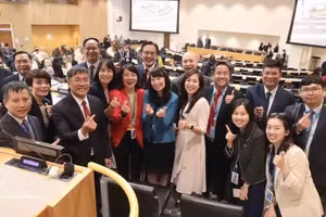 Delegación vietnamita en la votación al juez del Tribunal Internacional del Derecho del Mar (ITLOS) para el periodo 2026-2035. (Foto: VNA)