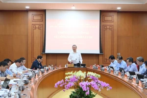 [Foto] Líder partidista vietnamita preside sesión temática sobre tecnologías estratégicas