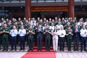 [Foto] Premier vietnamita asiste a conferencia político-militar del Ejército sobre balance del primer semestre de 2026