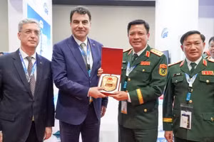 El teniente general Nguyen Truong Thang, viceministro de Defensa de Vietnam, sostiene un encuentro con Musa Heybet, viceministro de Defensa de Turquía. (Foto: Nhan Dan)