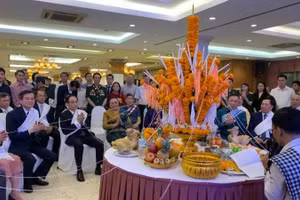 Celebran en Hanoi Bunpimay, fiesta tradicional del Año Nuevo de Laos (Foto: Nhan Dan)