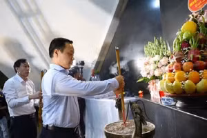 El miembro del Comité Central del Partido y secretario del Comité partidista en Dien Bien, Tran Tien Dung, ofrece inciensos en homenaje a los héroes y mártires. (Foto: Nhan Dan)