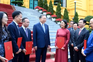 [Foto] Máximo dirigente de Vietnam entrega decisiones de nombramiento de nuevos embajadores 