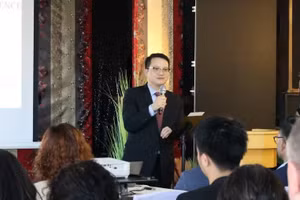 Dang Hoang Linh, ministro consejero de la Embajada de Vietnam en Alemania, interviene en la cita (Foto: VNA)