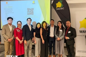 La cónsul general de Vietnam en Perth, Nguyen Thanh Ha, (segunda derecha), y participantes en el foro. (Foto: VNA)