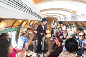 Los turistas disfrutan del recorrido "Las Cinco Puertas de Hanoi". (Foto: VNA)