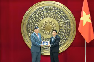El vicepresidente de la Asamblea Nacional de Vietnam Nguyen Doan Anh recibe al titular de la Comisión de Relaciones Exteriores, Cooperación Internacional e Información de la Asamblea Nacional de Camboya, Suos Yara. (Foto: quochoi.vn)