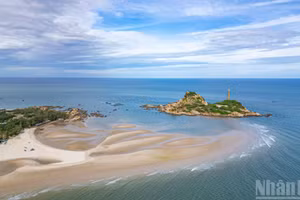 En determinados momentos de la bajamar (un par de veces al año), el mar parece abrirse en dos, dejando al descubierto un camino de arena blanca y fina que une tierra firme con la isla.