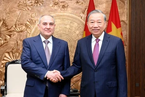 [Foto] Líder partidista de Vietnam recibe a delegación del Partido Nuevo Azerbaiyán
